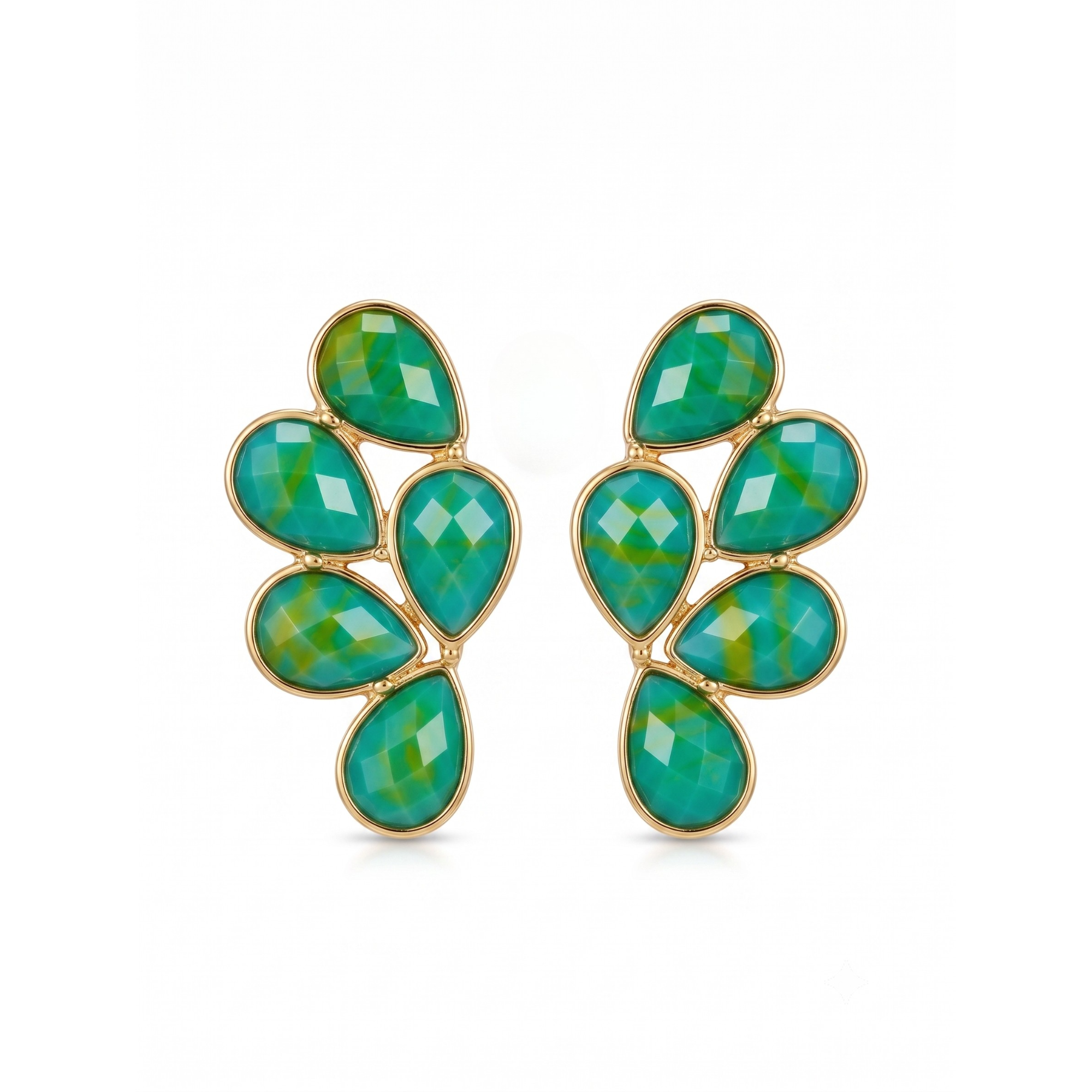 Pendientes de racimo con piedras en forma de lágrima verde esmeralda facetadas de acero inoxidable con baño de oro de 18k PVD hechos en España.