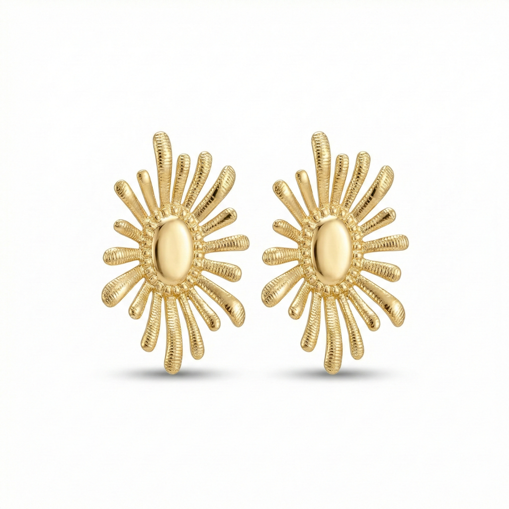 Pendientes de mujer con forma de sol radiante en acero bañado en oro de 18K, joyería artesanal hecha en España.
