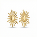 Pendientes de mujer con forma de sol radiante en acero bañado en oro de 18K, joyería artesanal hecha en España.