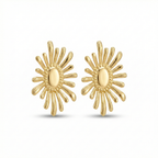 Pendientes de mujer con forma de sol radiante en acero bañado en oro de 18K, joyería artesanal hecha en España.