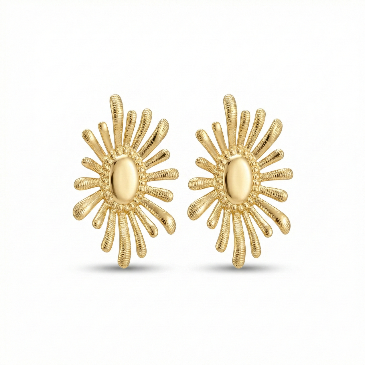 Pendientes de mujer con forma de sol radiante en acero bañado en oro de 18K, joyería artesanal hecha en España.