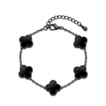 Pulsera de cadena de acero negro con cinco dijes de tréboles de cuatro hojas en color negro brillante y cierre regulable, hecha en España.