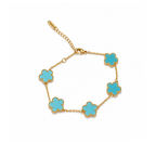 Pulsera de cadena fina en color oro de 18K con cinco motivos florales en esmalte azul celeste sobre fondo blanco.