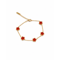Pulsera de cadena fina en color oro de 18K con cinco motivos florales en esmalte rojo y bordes en relieve perlado.