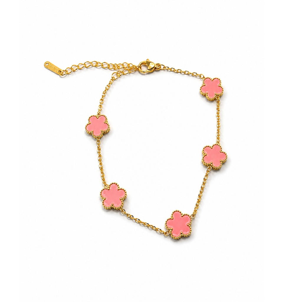 Pulsera de cadena fina en color oro de 18K con cinco motivos florales en esmalte rosa coral y bordes punteados.