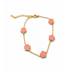 Pulsera de cadena fina en color oro de 18K con cinco motivos florales en esmalte rosa coral y bordes punteados.