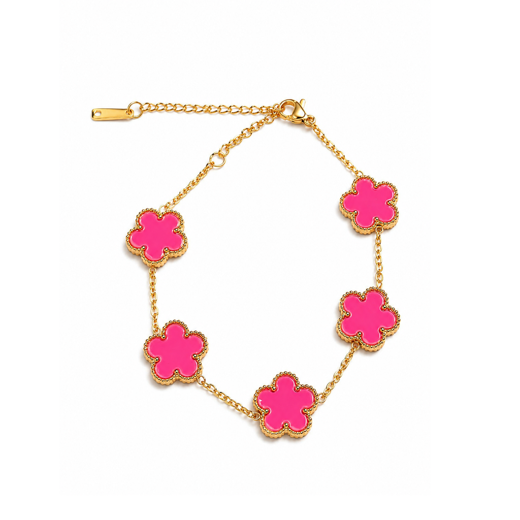 Pulsera de cadena fina en color oro de 18K con cinco motivos florales en esmalte rosa fucsia y bordes punteados.