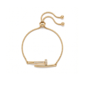 Pulsera ajustable de acero bañada en oro de 18K PVD con dije en forma de clavo y pavé de circonitas, hecha en España.