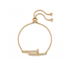 Pulsera ajustable de acero bañada en oro de 18K PVD con dije en forma de clavo y pavé de circonitas, hecha en España.