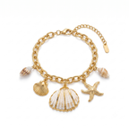 Pulsera de eslabones en acero con baño de oro de 18K PVD y colgantes de conchas marinas y estrella de mar, hecha en España.
