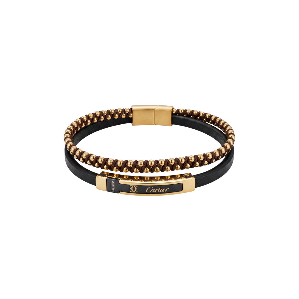 Pulsera multicapa de cuero negro y cordón trenzado con cuentas doradas y placa central de acero bañado en oro de 18k PVD.