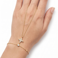 Pulsera de mano estilo hand chain bañada en oro de 18k PVD con estrella brillante en circonitas y detalle biselado, hecha en España.