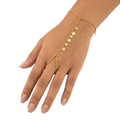 Pulsera de mano estilo 'hand chain' con dijes de monedas colgantes, bañada en oro de 18K, fabricada en España.