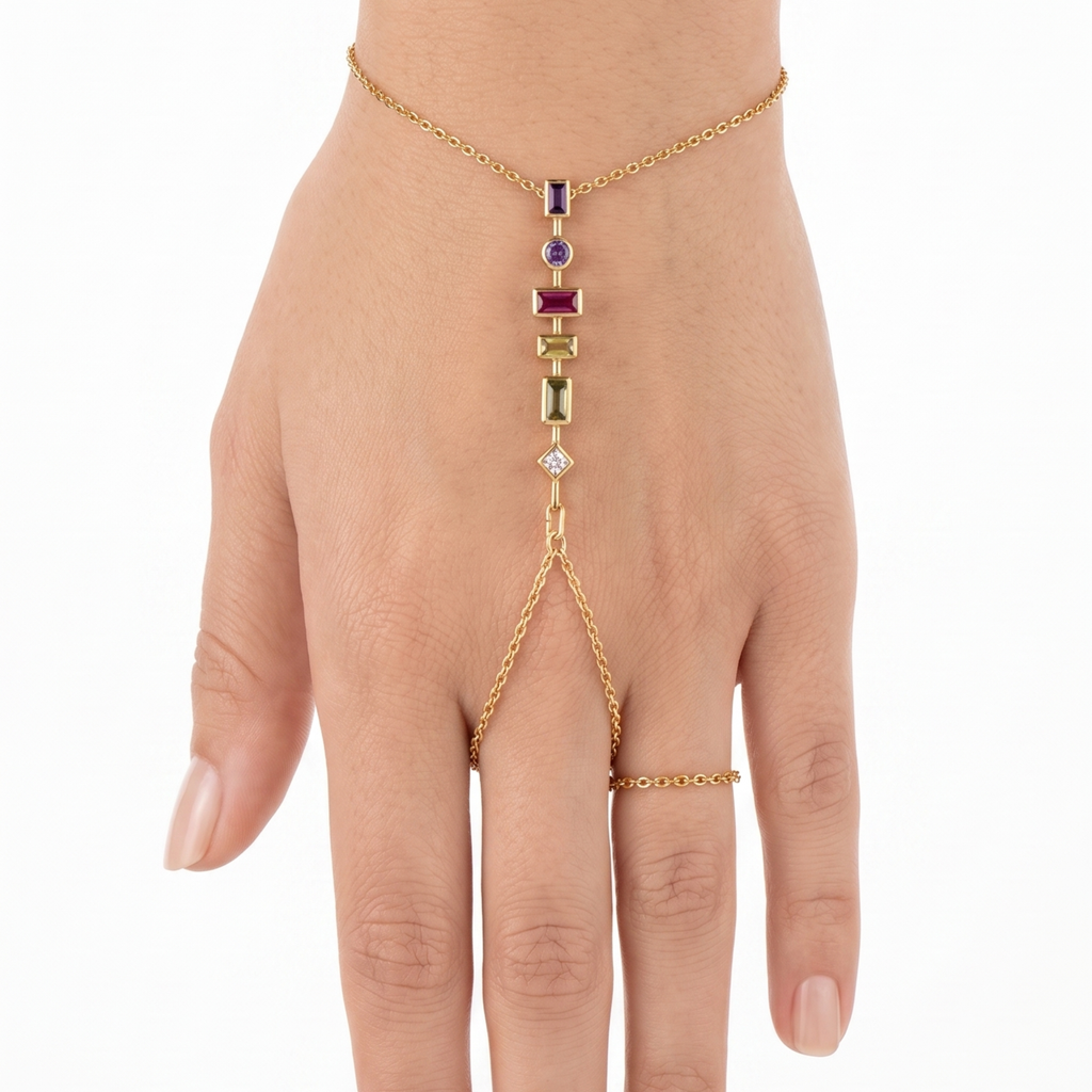 Elegante pulsera de mano con piedras geométricas en tonos amatista, rubí y esmeralda, bañada en oro de 18 quilates.