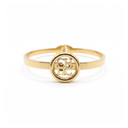 Pulsera rígida tipo bangle de acero inoxidable bañada en oro 18k con medallón central de monograma circular calado hecha en España.