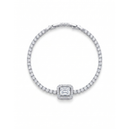 Pulsera estilo tenis en acero con baño de oro 18k PVD y piedra central corte esmeralda con halo de circonitas brillantes.