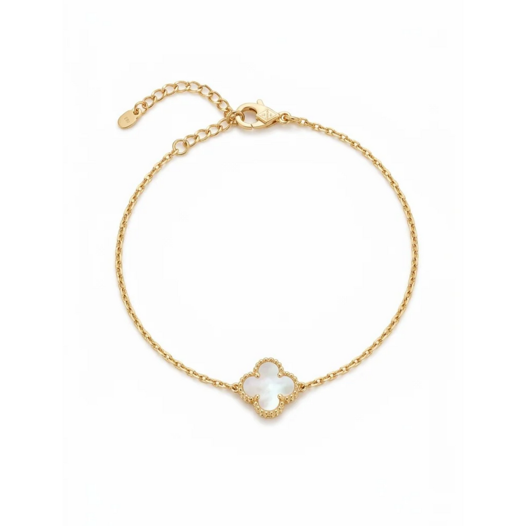 Pulsera de eslabones dorados con colgante de trébol en nácar blanco[cite: 3], elaborada en acero 100% laminado en oro 18K PVD hecha en España.