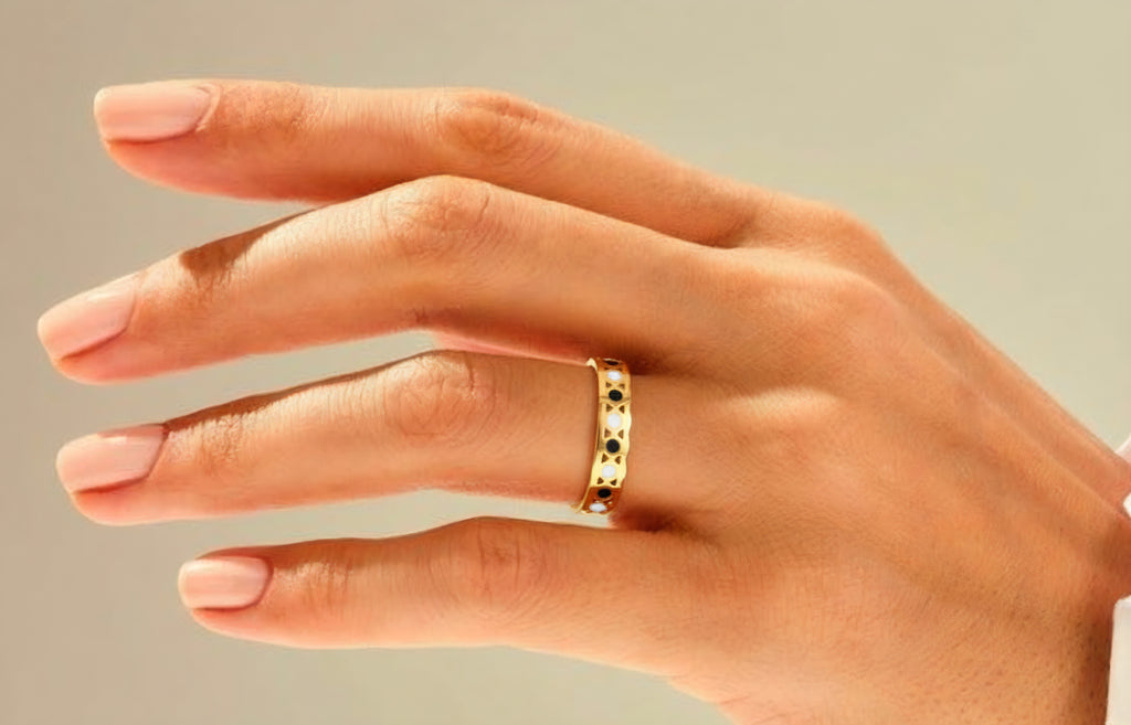 Anillo Calado con Círculos Esmaltados Blanco y Negro - Acero Inoxidable Bañado en Oro