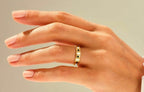 Anillo Calado con Círculos Esmaltados Blanco y Negro - Acero Inoxidable Bañado en Oro