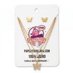 Set de joyas hecho en España de acero con baño de oro de 18K que incluye pendientes de mariposa y collar triple con dijes de perla, circonita y mariposa en pavé.