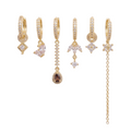 Set de pendientes de aro dorados con circonitas y dijes de luna, lágrima ámbar, flor de lis y cadena colgante[cite: 24], con laminado en oro premium 18K PVD hecho en España.