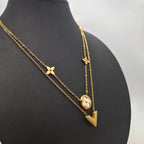 Collar Doble Cadena con Colgantes Florales y "V" 100% Acero Bañado en Oro 18K