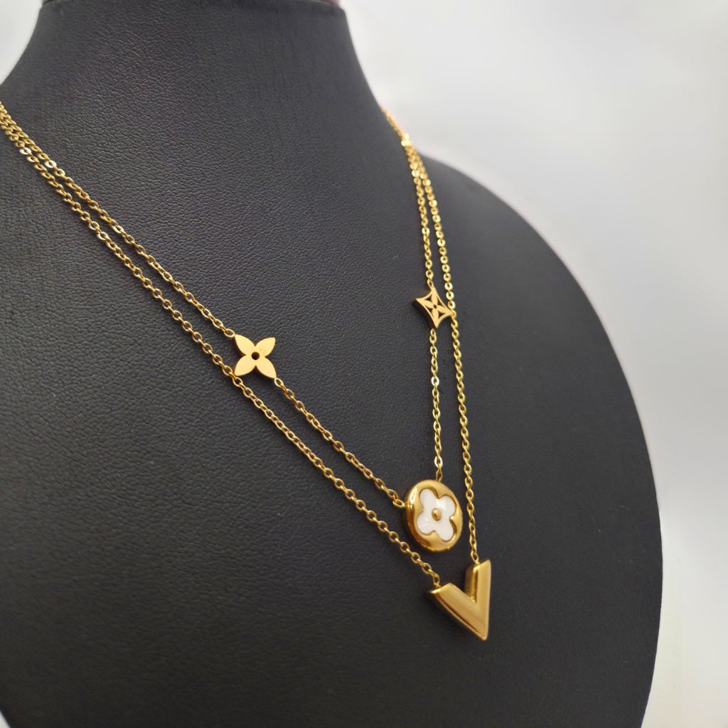Collar Doble Cadena con Colgantes Florales y "V" 100% Acero Bañado en Oro 18K
