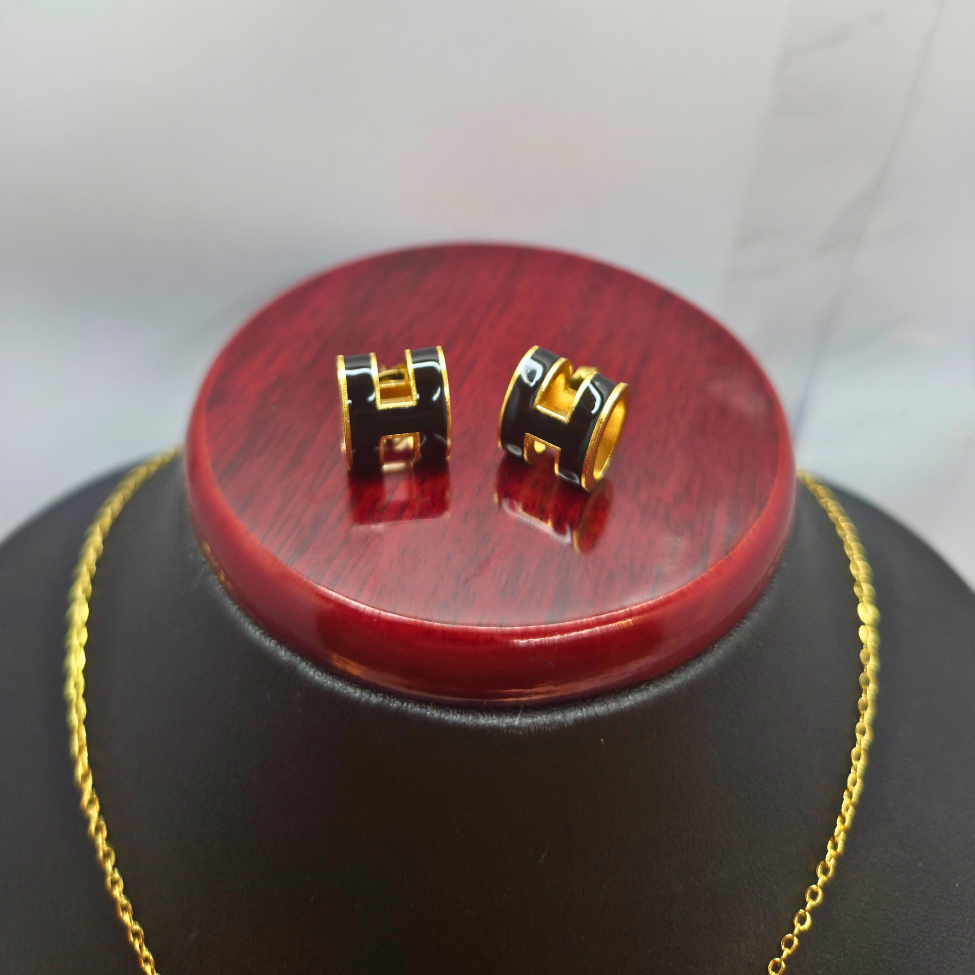 Conjunto Collar y Pendientes Letra 'H' Esmaltada - 100% Acero Bañado en Oro 18K