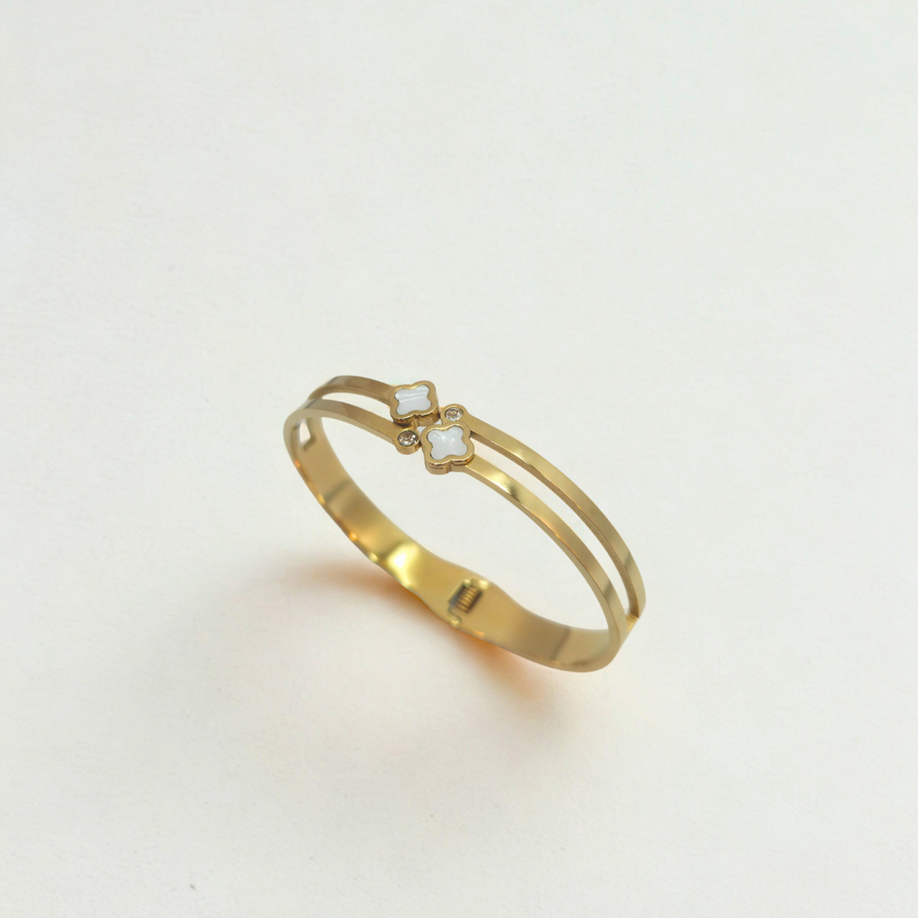 Bracelet rigide double bande avec trèfles en nacre et zircones - 100 % acier plaqué or 18 carats