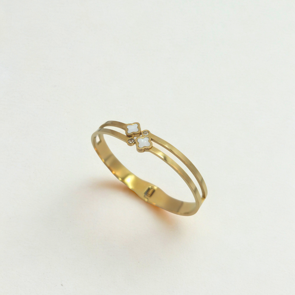 Bracelet rigide double bande avec trèfles en nacre et zircones - 100 % acier plaqué or 18 carats