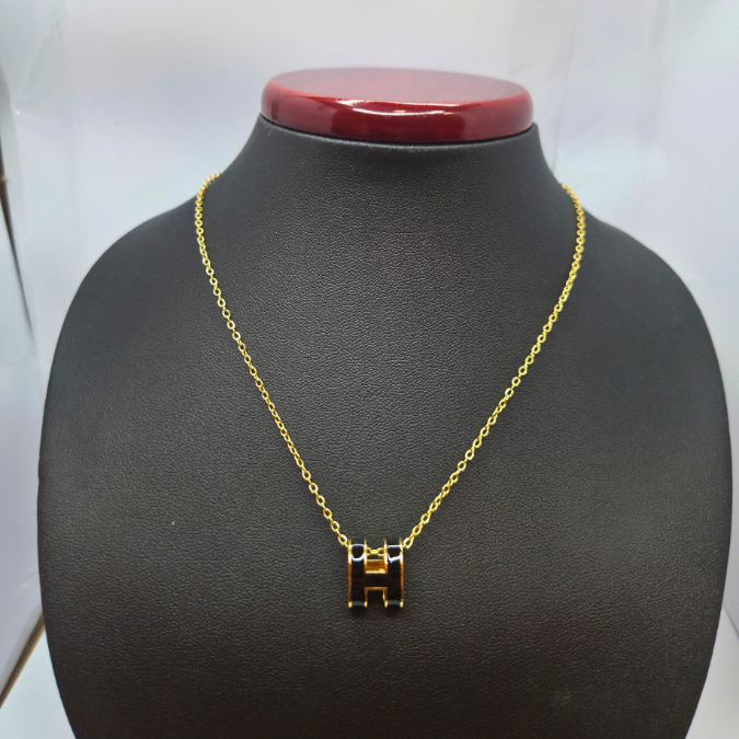 Conjunto Collar y Pendientes Letra 'H' Esmaltada - 100% Acero Bañado en Oro 18K