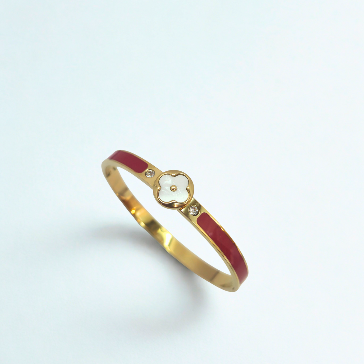 Bracelet rigide avec trèfle en nacre et zircone, détails émaillés rouges - 100 % acier plaqué or 18 carats