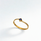 Pulsera Rígida con Cristal Cuadrado Azul y Circonitas - 100% Acero Bañado en Oro 18K