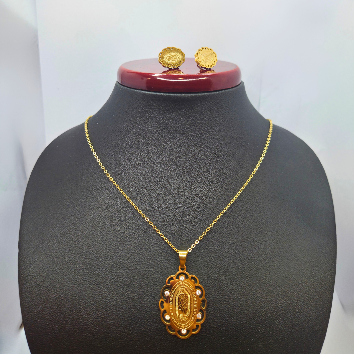 Conjunto Medalla Virgen de Guadalupe con Circonitas - 100% Acero Bañado en Oro 18K