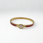 Pulsera Rígida con Trébol de Nácar y Circonitas, Detalles Esmaltados Rojos - 100% Acero Bañado en Oro 18K