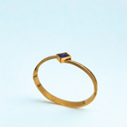 Pulsera Rígida con Cristal Cuadrado Azul y Circonitas - 100% Acero Bañado en Oro 18K
