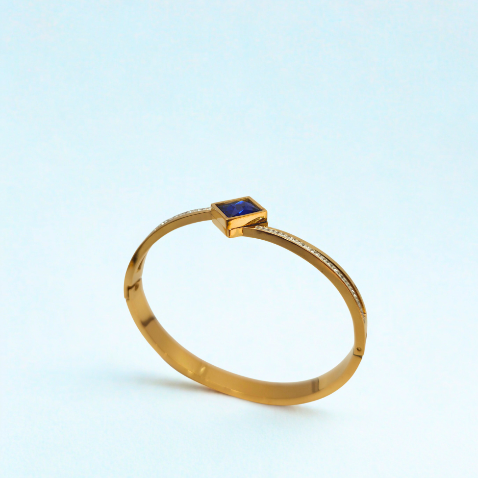 Pulsera Rígida con Cristal Cuadrado Azul y Circonitas - 100% Acero Bañado en Oro 18K