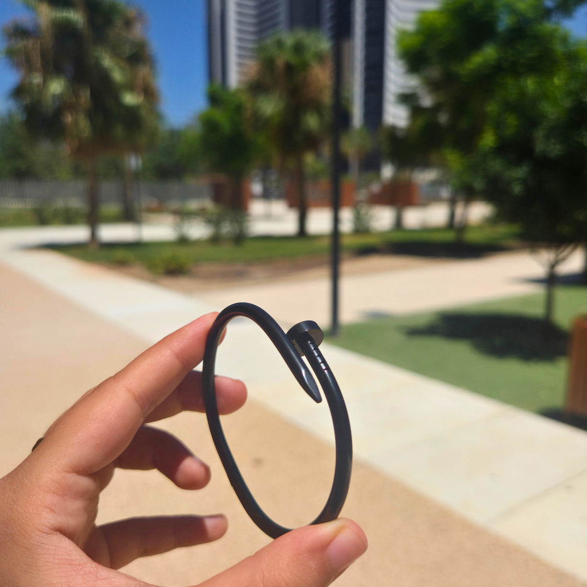 Pulsera Diseño Clavo Ajustable - 100% Acero Bañado en Rodio Negro