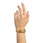 Pulsera Rígida Diseño Entrelazado con Clavo, Circonitas y Esmalte Negro 100% Acero Bañado en Oro 18K