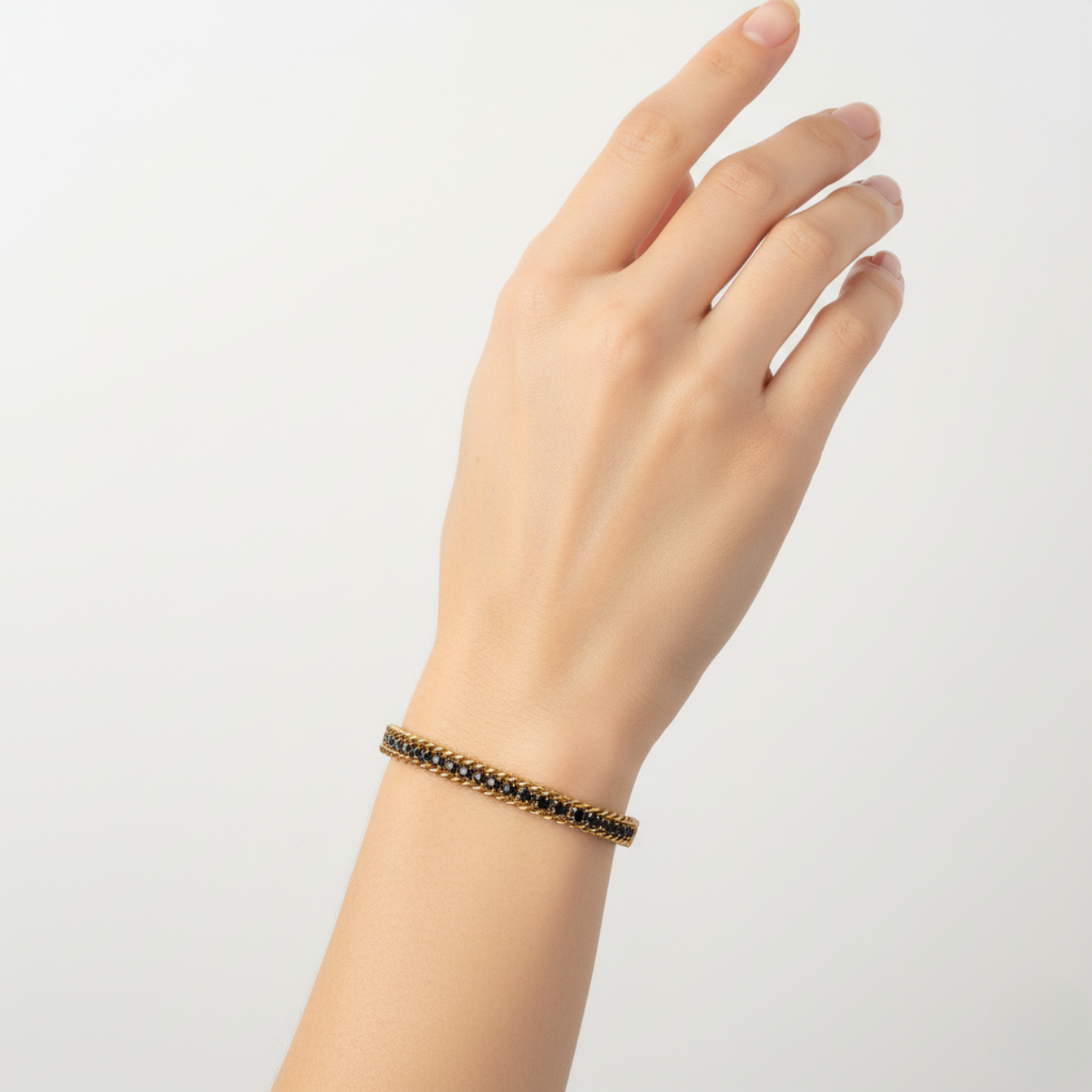 Pulsera ancha de Malla con Circonitas Negras 100% Acero Bañado en Oro 18K