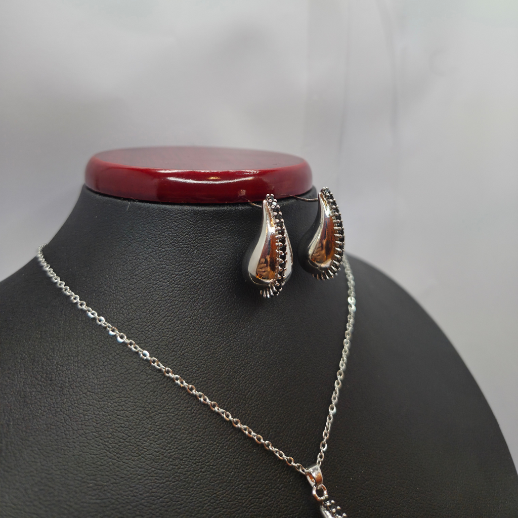 Necklace and Earrings Set with Pendant and Brown/Black Details - Stainless Steel