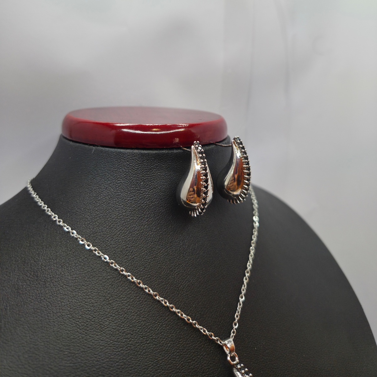 Conjunto de Collar y Pendientes con Colgante y Detalles Marrones/Negros - Acero Inoxidable