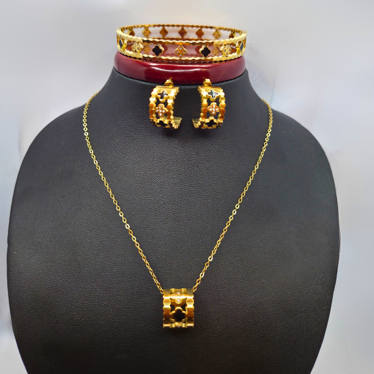 Conjunto Lujo de Diseño Geométrico (Collar, Pendientes y Pulsera) - 100% Acero Bañado en Oro 18K