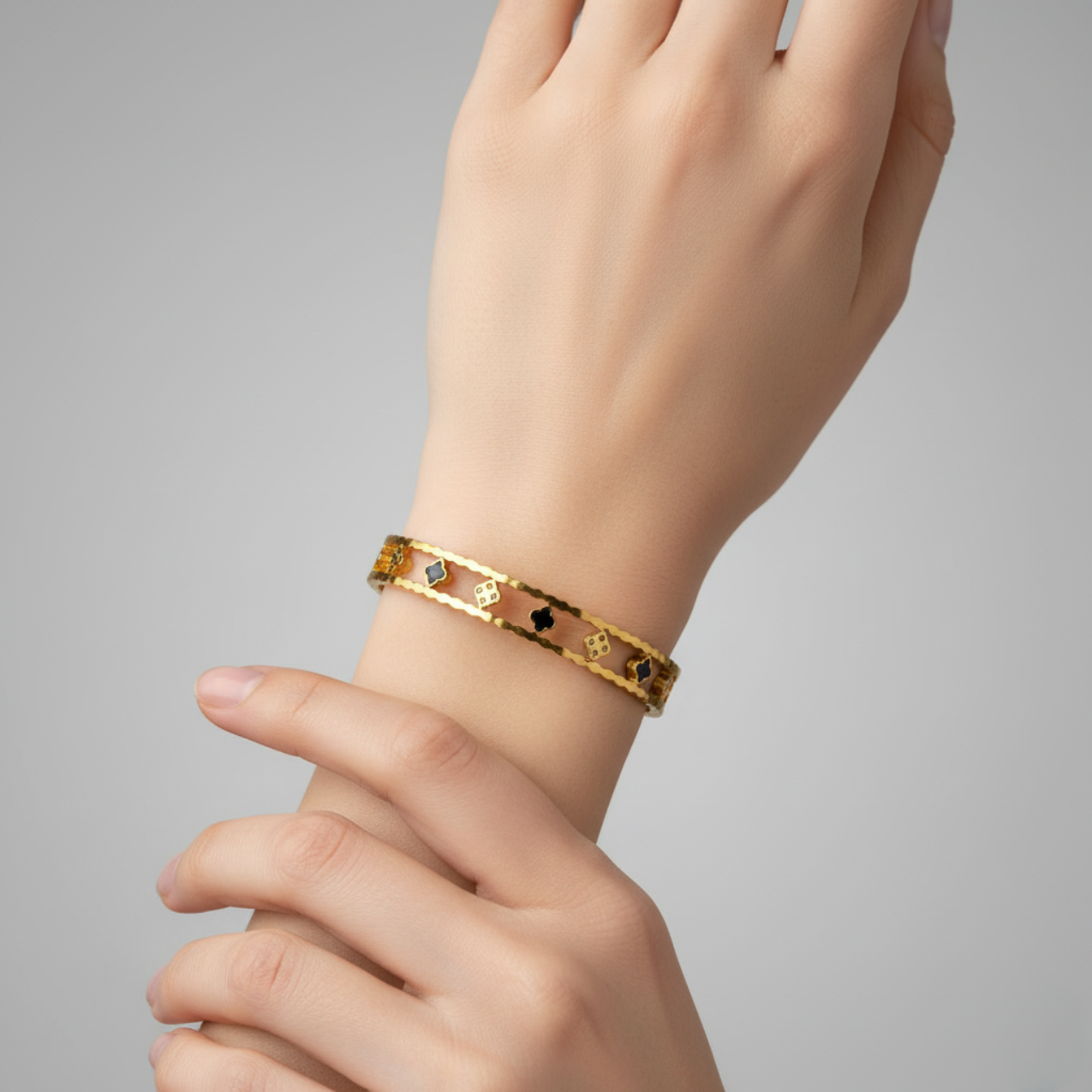 Conjunto Lujo de Diseño Geométrico (Collar, Pendientes y Pulsera) - 100% Acero Bañado en Oro 18K