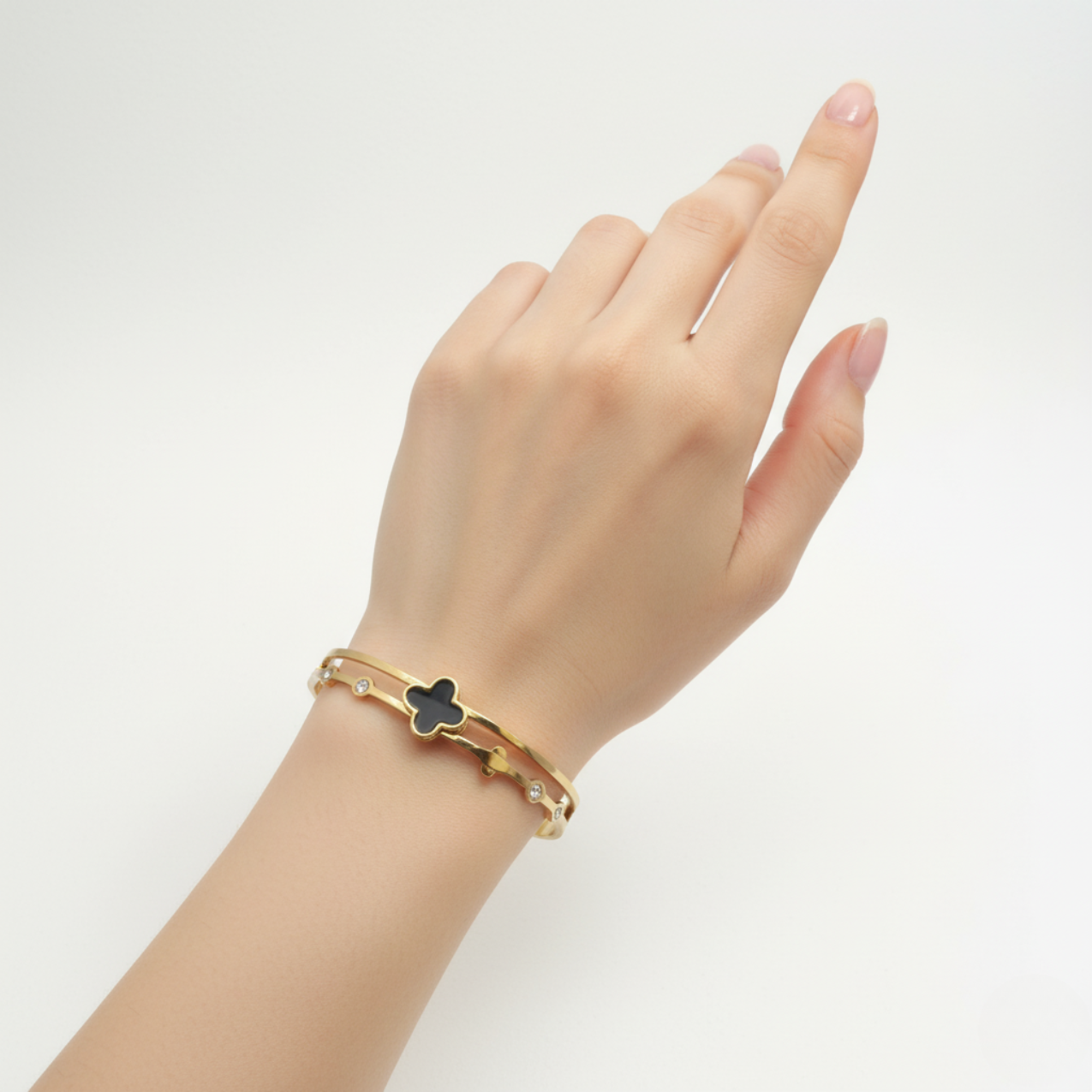 Pulsera Rígida Doble Banda con Trébol Esmaltado Negro y Circonitas - 100% Acero Bañado en Oro 18K