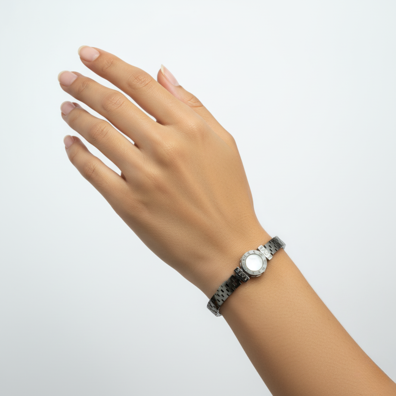 Pulsera Rígida con Nácar Central y Patrón Texturizado - 100% Acero Bañado en Rodio Negro