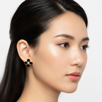 Pendientes de Botón con Flor de Pétalos Negros y Centro Dorado - 100% Acero Bañado en Oro 18K