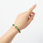 Pulsera Rígida con Diseño de Trébol Esmaltado Verde y Circonitas - 100% Acero Bañado en Oro 18K