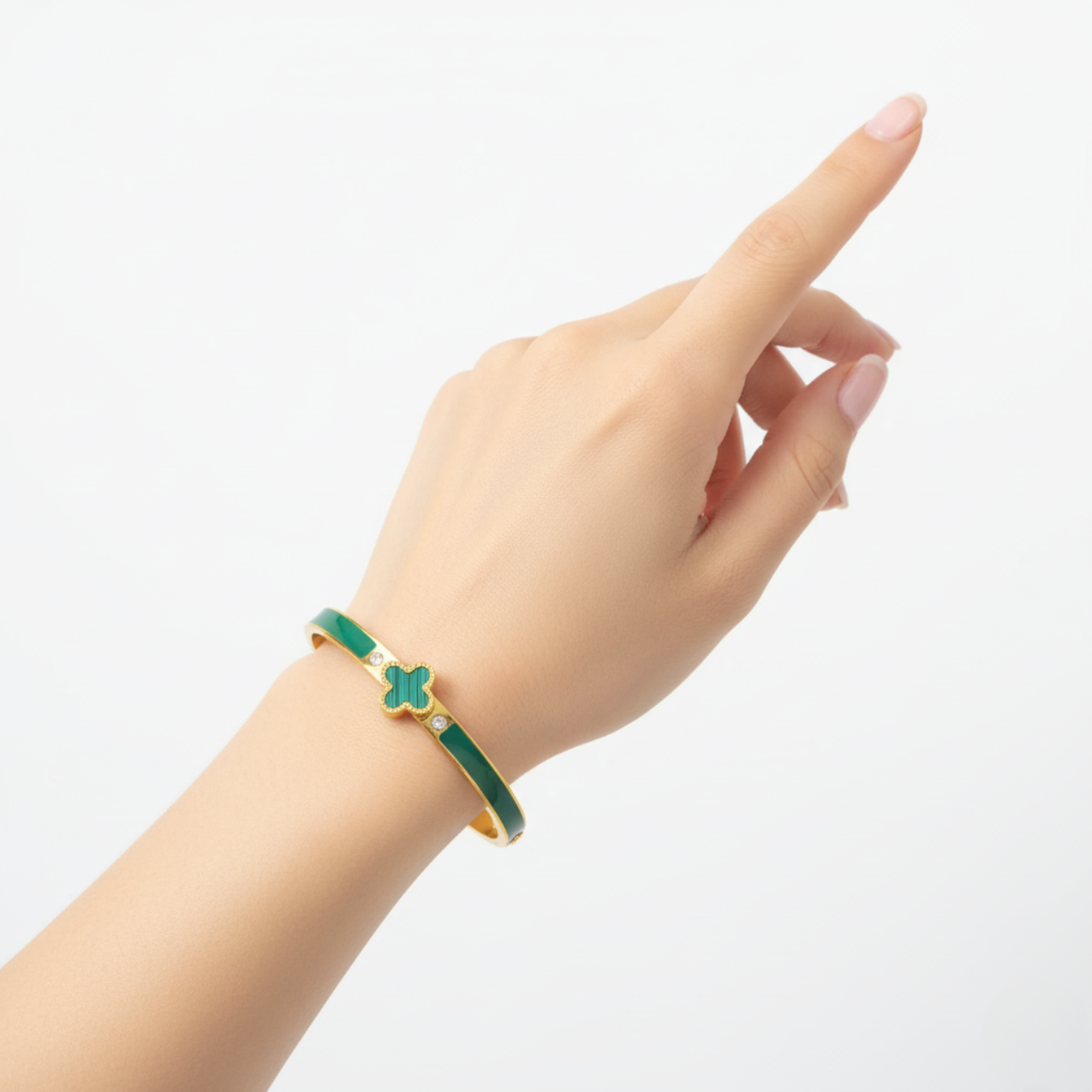 Pulsera Rígida con Diseño de Trébol Esmaltado Verde y Circonitas - 100% Acero Bañado en Oro 18K