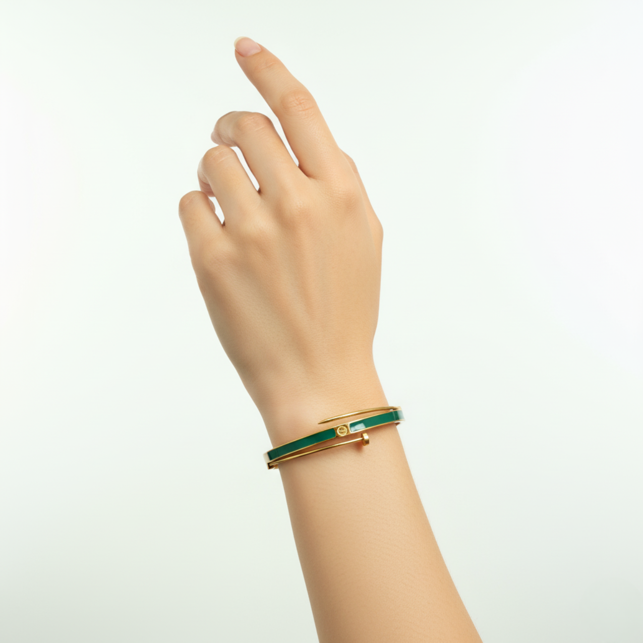 Pulsera Rígida Diseño Clavo con Esmalte Verde - 100% Acero Bañado en Oro 18K